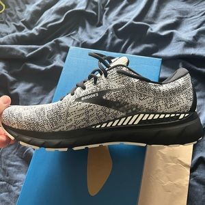 Men’s size 12.5 Brooks Adrenaline GTS sneakers, never worn.